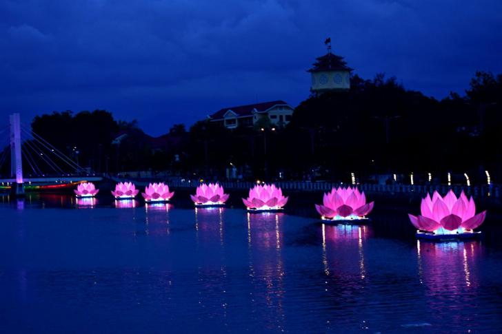 PHAN THIẾT: SẮP DIỄN RA LỄ HẠ THUỶ VÀ THẮP SÁNG 7 ĐOÁ SEN TRÊN SÔNG CÀ TY KÍNH MỪNG PHẬT ĐẢN PL.2569 – DL.2025